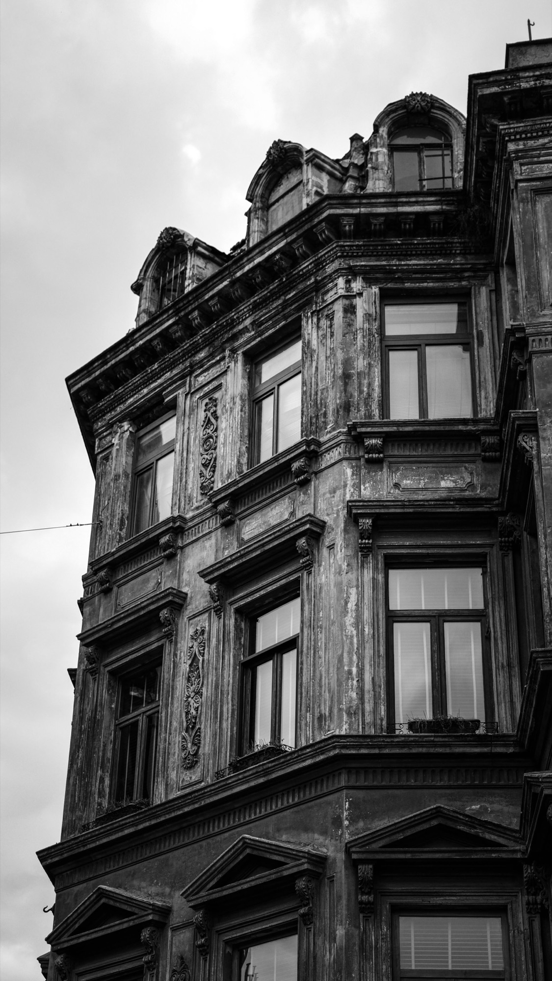 Verwitterte Altbaufassade, schwarz-weiß