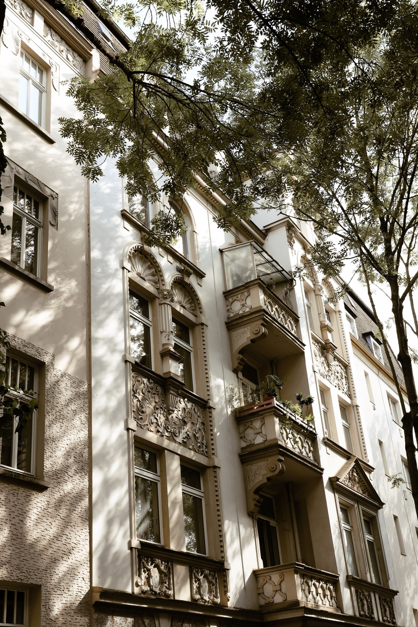 Gründerzeit-Mehrfamilienhaus zwischen Bäumen
