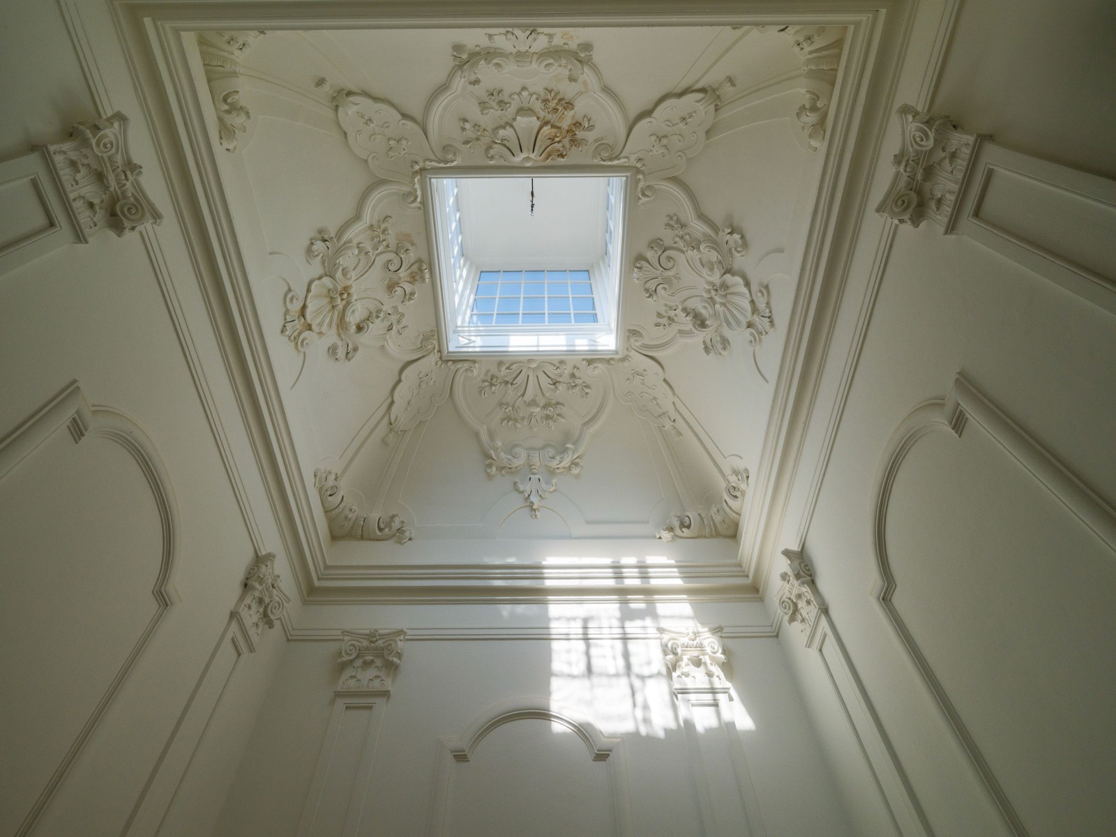 Stuckdecke mit Oberlicht in einem Altbau